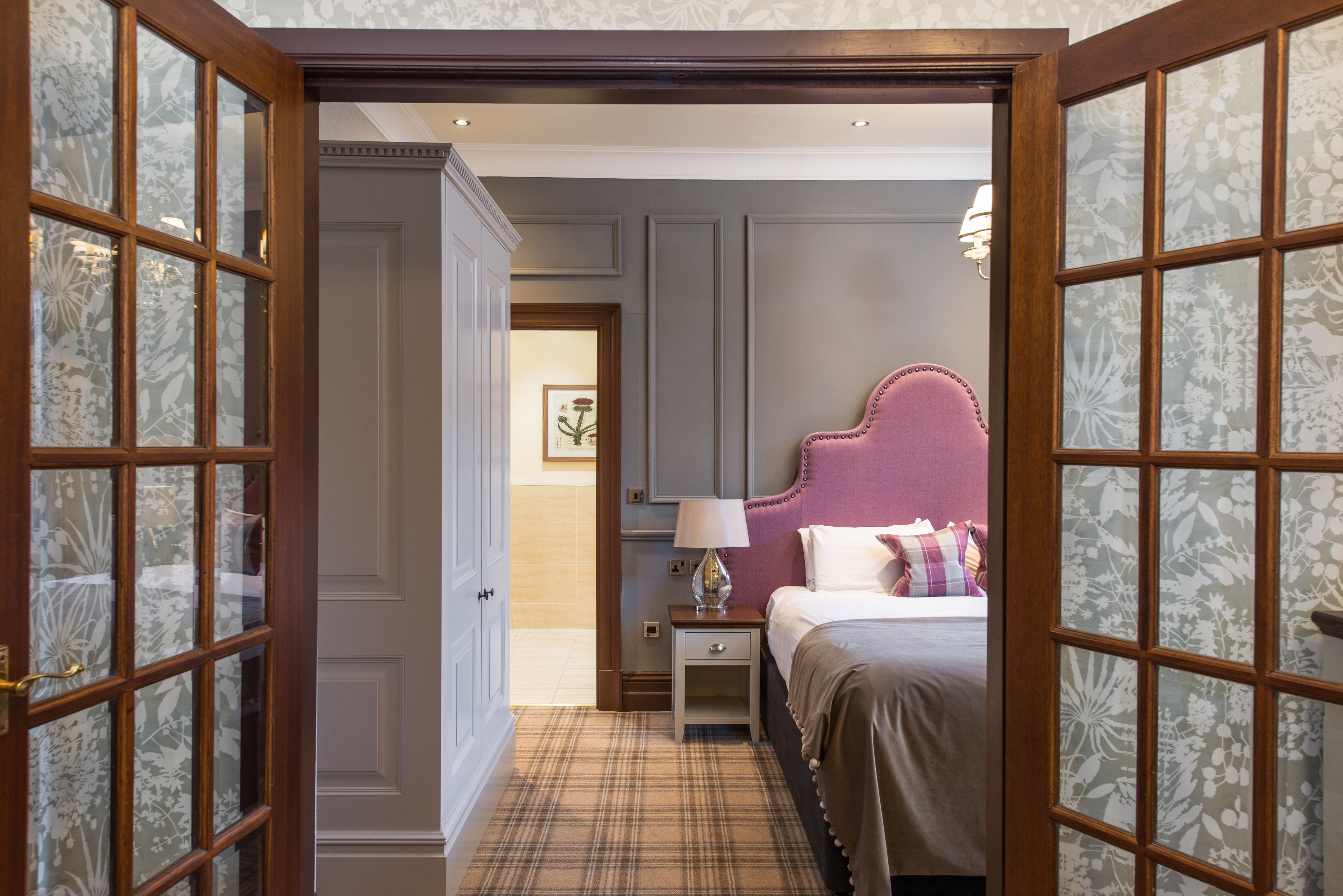 deluxe room, 1 king bed with sofa bed, non smoking (with sofabed) | 1 bedroom, egyptian cotton sheets, premium bedding, desk