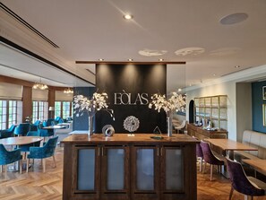 2 restaurants, serveren ontbijt