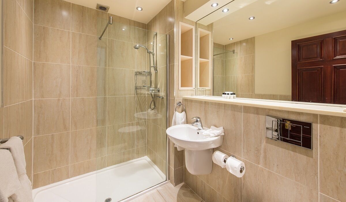 Bilik Mandi | Kelengkapan dandanan diri berjenama, pengering rambut, tuala disediakan 