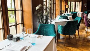 2 restaurants; breakfast, lunch and dinner served