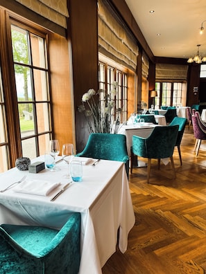 2 restaurants; breakfast, lunch, and dinner served