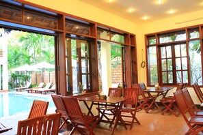 Free daily cooked-to-order breakfast 