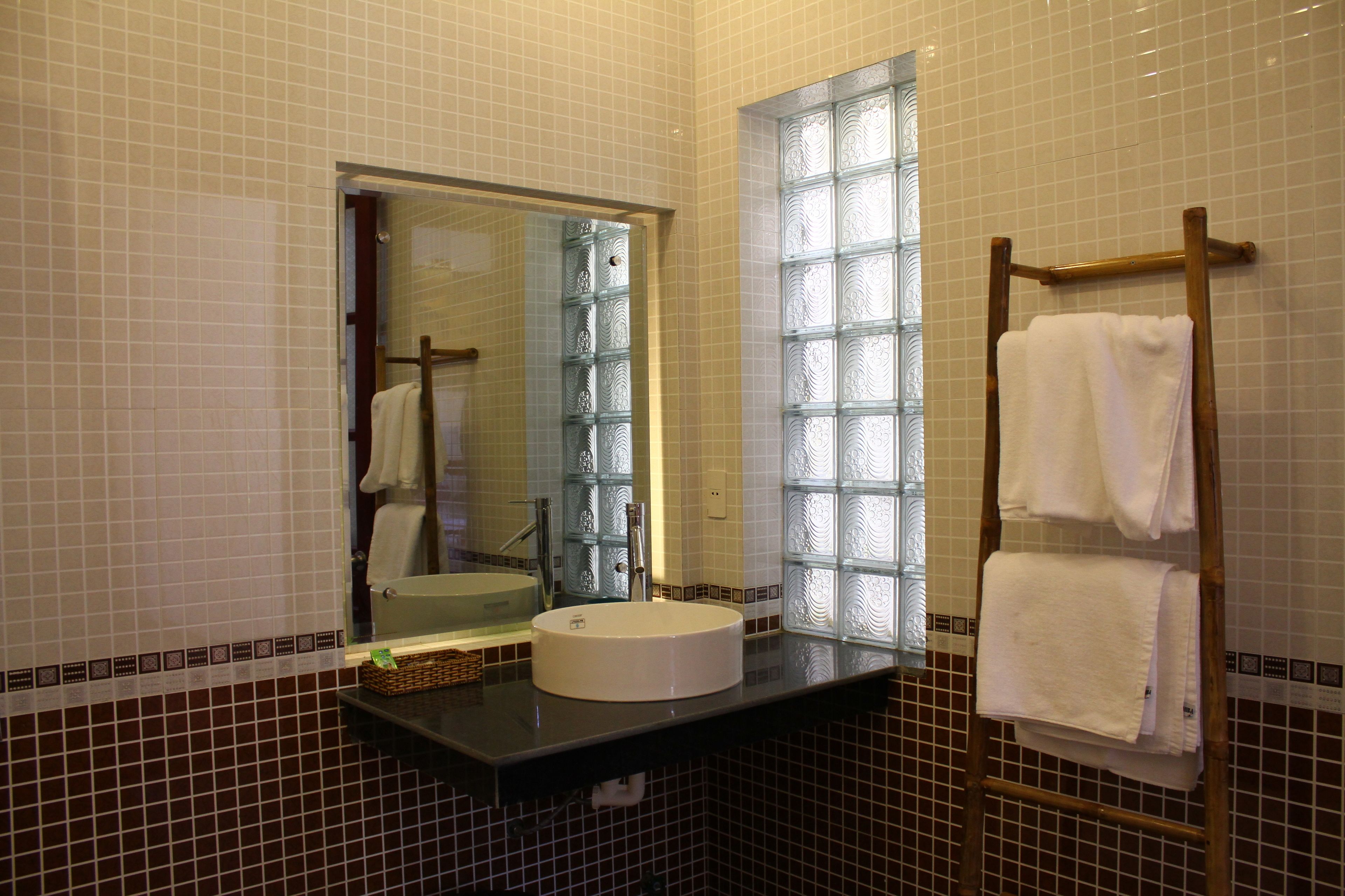 superior double or twin room | bathroom | combined shower/bathtub, free toiletries, hair dryer, slippers