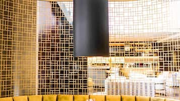 供應早餐、午餐和晚餐,國際料理