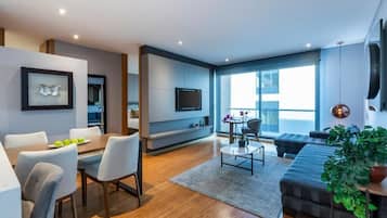 Phòng Suite Grand, 2 phòng ngủ | Khu phòng khách | TV LCD, iPod dock, các kênh phim phải trả tiền