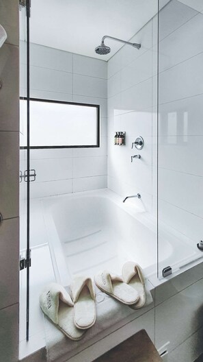 Buồng tắm vòi sen, đồ dùng nhà tắm miễn phí, dép đi trong nhà 