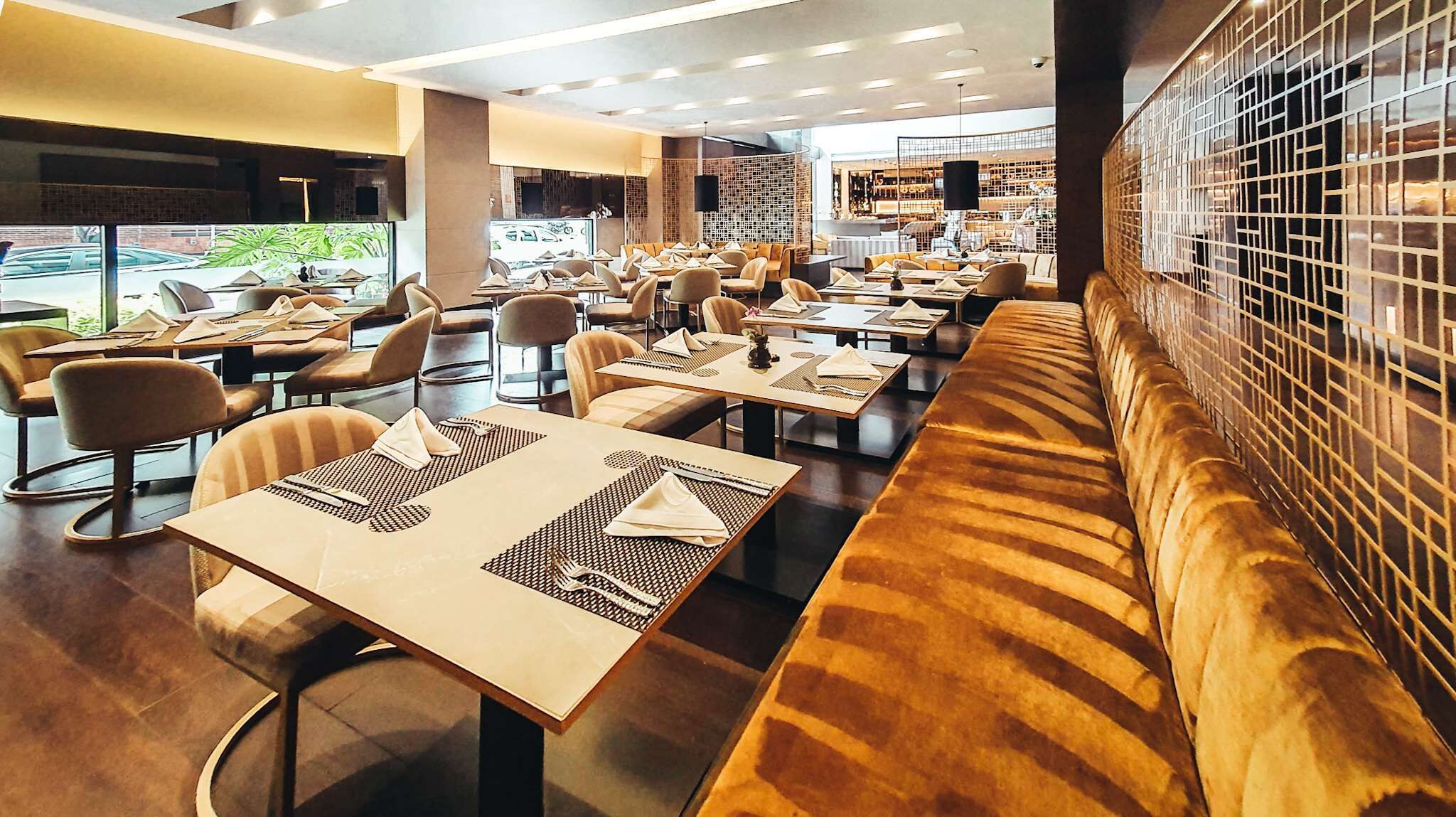 Ein modernes Restaurant mit langen Gemeinschaftstischen und bequemen Sitzgelegenheiten.