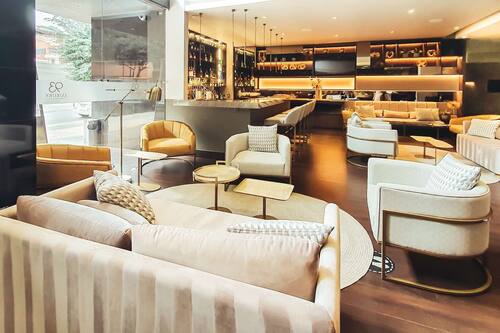 3 bars/lounges