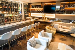 3 bars/lounges