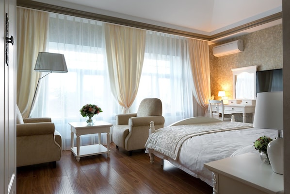 Junior-sviitti | Ylelliset vuodevaatteet, minibaari, tallelokero huoneessa, työpöytä