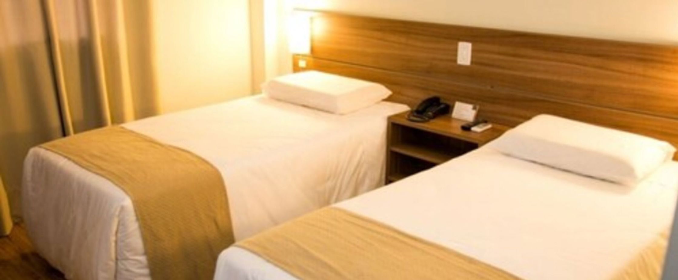 Minibar, Zimmersafe, Schreibtisch, Verdunkelungsvorhänge