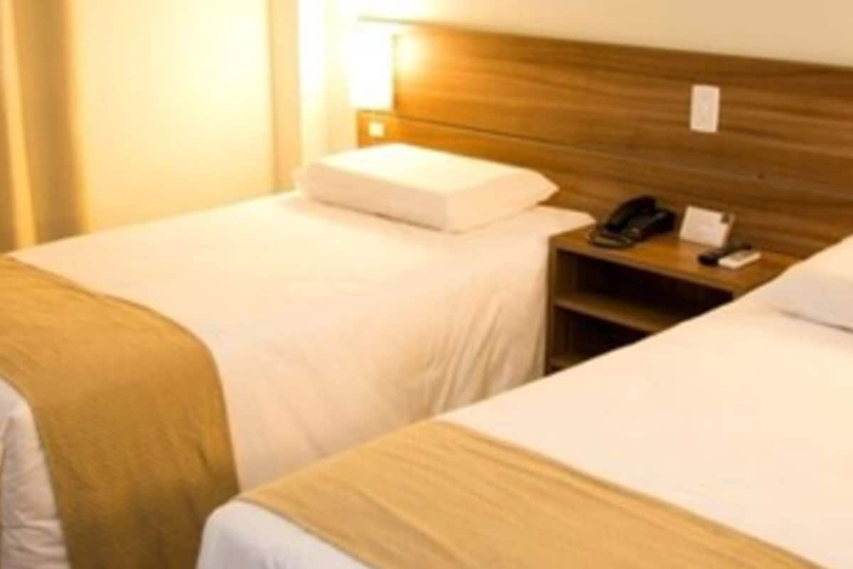 Minibar, caja de seguridad en la habitación y escritorio