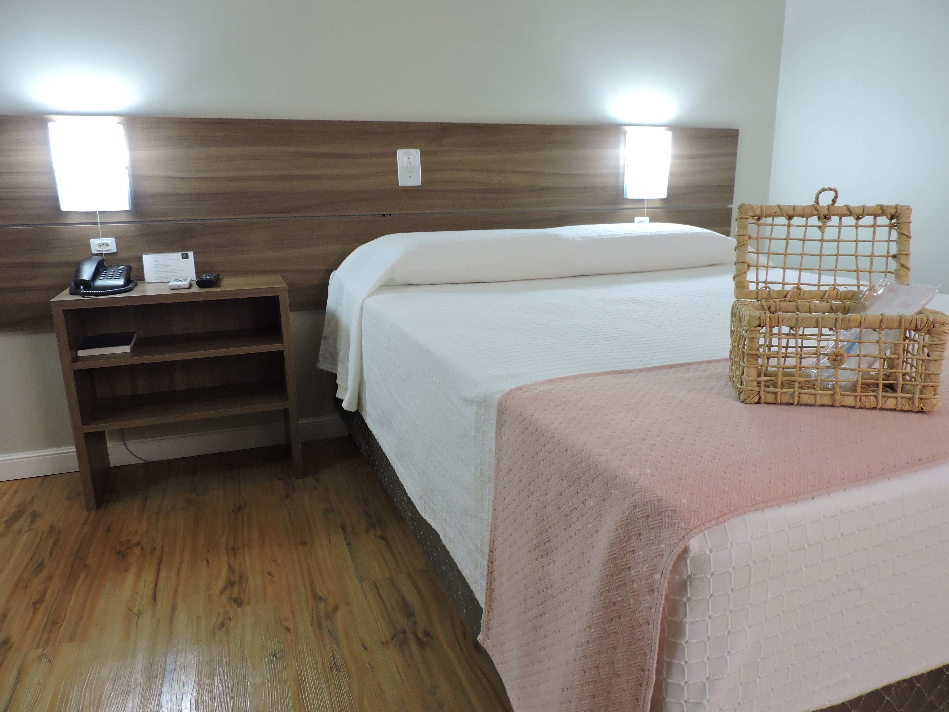 Minibar, Zimmersafe, Schreibtisch, Verdunkelungsvorhänge