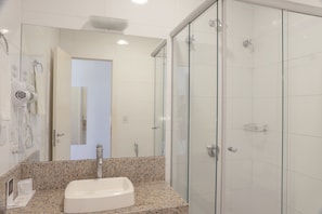 Douche, douche à « effet pluie », articles de toilette gratuits