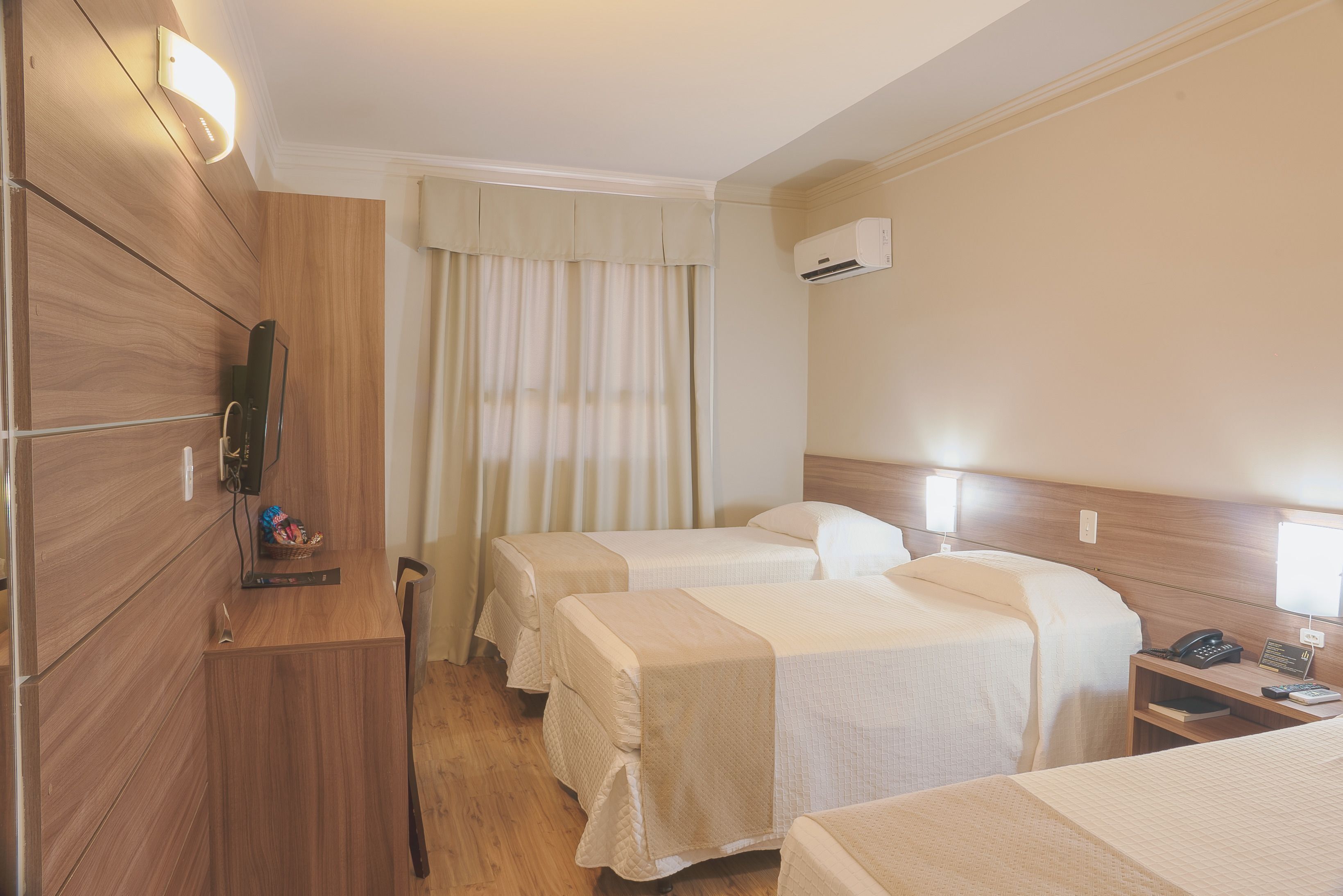 Minibar, Zimmersafe, Schreibtisch, Verdunkelungsvorhänge