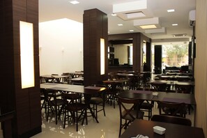 含每日吃到飽早餐