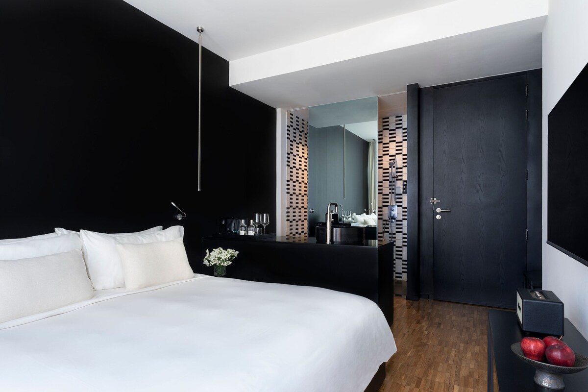 Standard Room, 1 King Bed | Premium bedding, down comforters, minibar, in-room safe