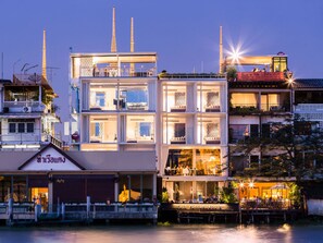 A multi-story building with balconies, large windows, and a restaurant on the ground floor. - Sala Rattanakosin Bangkok (Bangkok)
