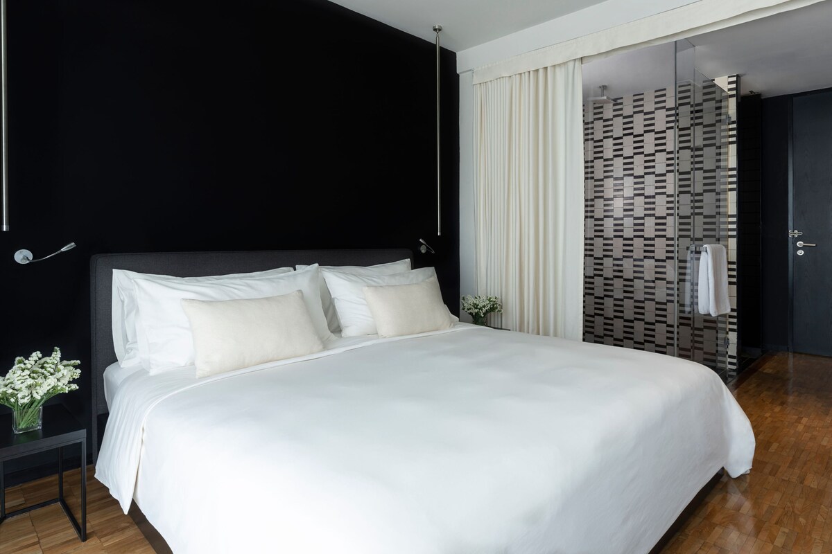 Deluxe Room, 1 King Bed | Premium bedding, down comforters, minibar, in-room safe