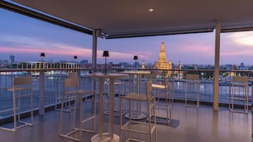 Rooftop bar, al fresco dining, open daily