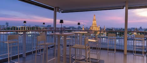 Rooftop bar, al fresco dining, open daily