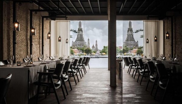 Serveert ontbijt, lunch, diner, internationale gerechten 