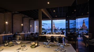 供應早餐、午餐和晚餐,國際料理