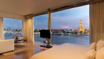 Wat Arun River View Suite | Premium bedding, down comforters, minibar, in-room safe
