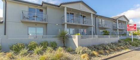 Vista frontal de la propiedad