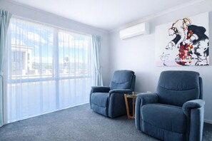 جناح إستديو ديلوكس - سرير ملكي - بحوض استحمام بنظام دفع المياه - بمنظر للبحر | منطقة المعيشة | تلفزيون بشاشة مسطحة