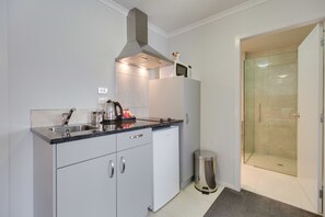 Réfrigérateur, micro-ondes, plaque de cuisson, cafetière/bouilloire