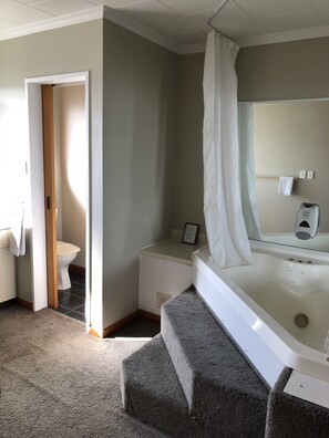 Standaard suite, 2 slaapkamers (Spa Unit) | Badkamer | Gratis toiletartikelen, een haardroger, handdoeken