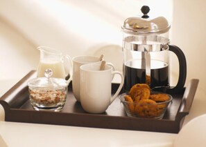 Family Room | Private kitchen | Coffee/tea maker, electric kettle - Hillscourt (Birmingham)