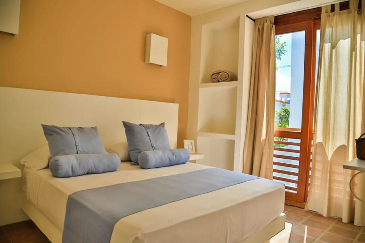 Minibar, brankas, dan Wi-Fi gratis