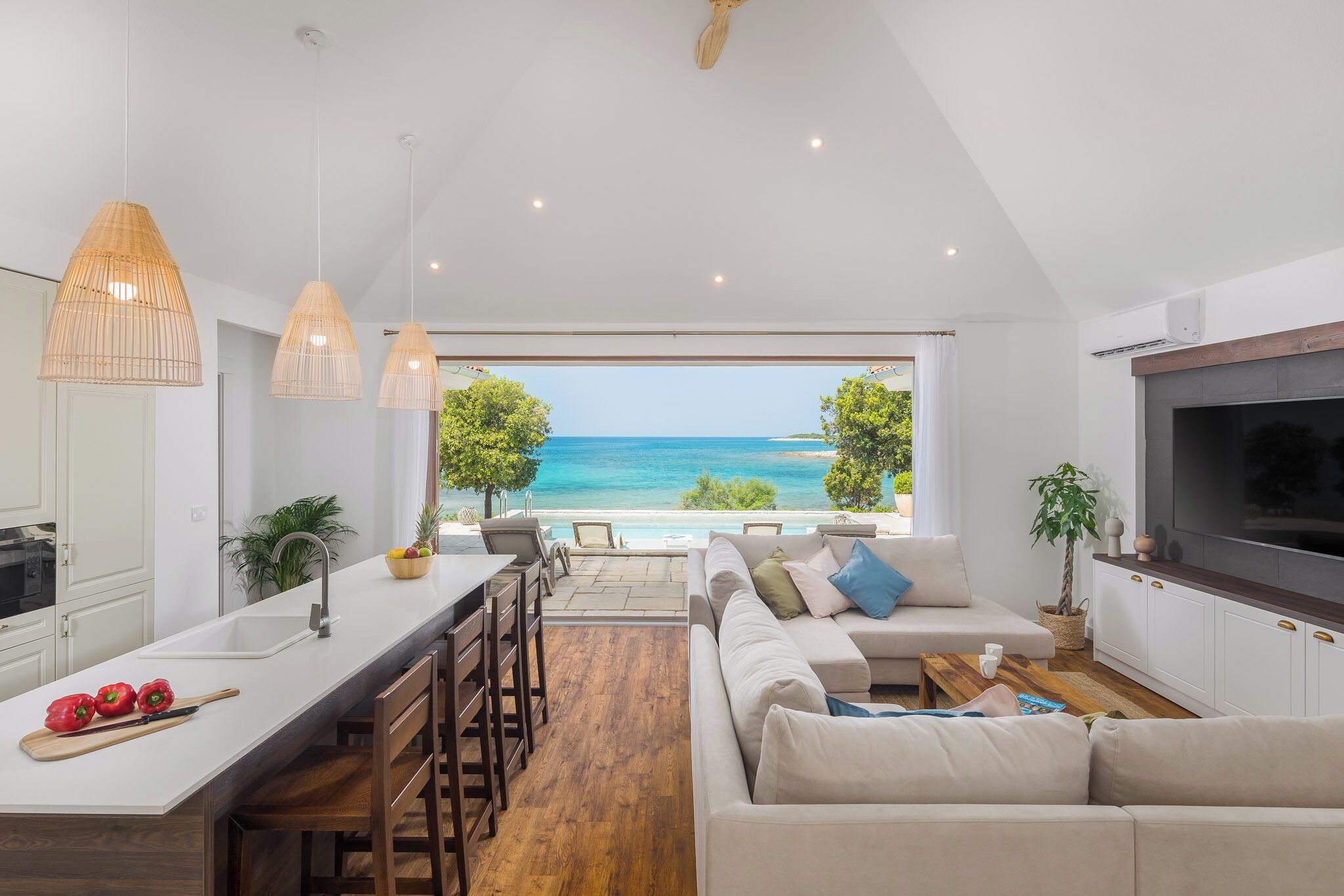 Beachfront Villa with swimming pool and Sea View | Living area | 56-cm flat-screen TV with satellite channels, LCD TV, table tennis