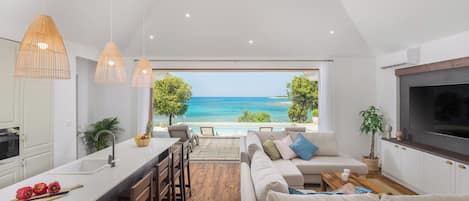 Beachfront Villa with swimming pool and Sea View | Aire de séjour | Téléviseur à écran plat de 56 cm avec télévision par satellite