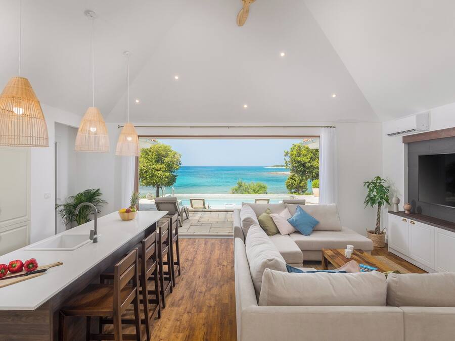 Beachfront Villa with swimming pool and Sea View | Zona de estar | Televisión de pantalla plana de 56 cm con canales por satélite