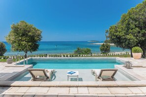 Beachfront Villa with swimming pool and Sea View | Terrace/patio