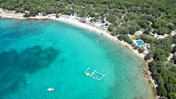 Plage, chaises longues, parasols, plongée sous-marine