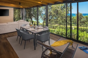 Villa Prestige with Jacuzzi - Seaside | Terrace/patio