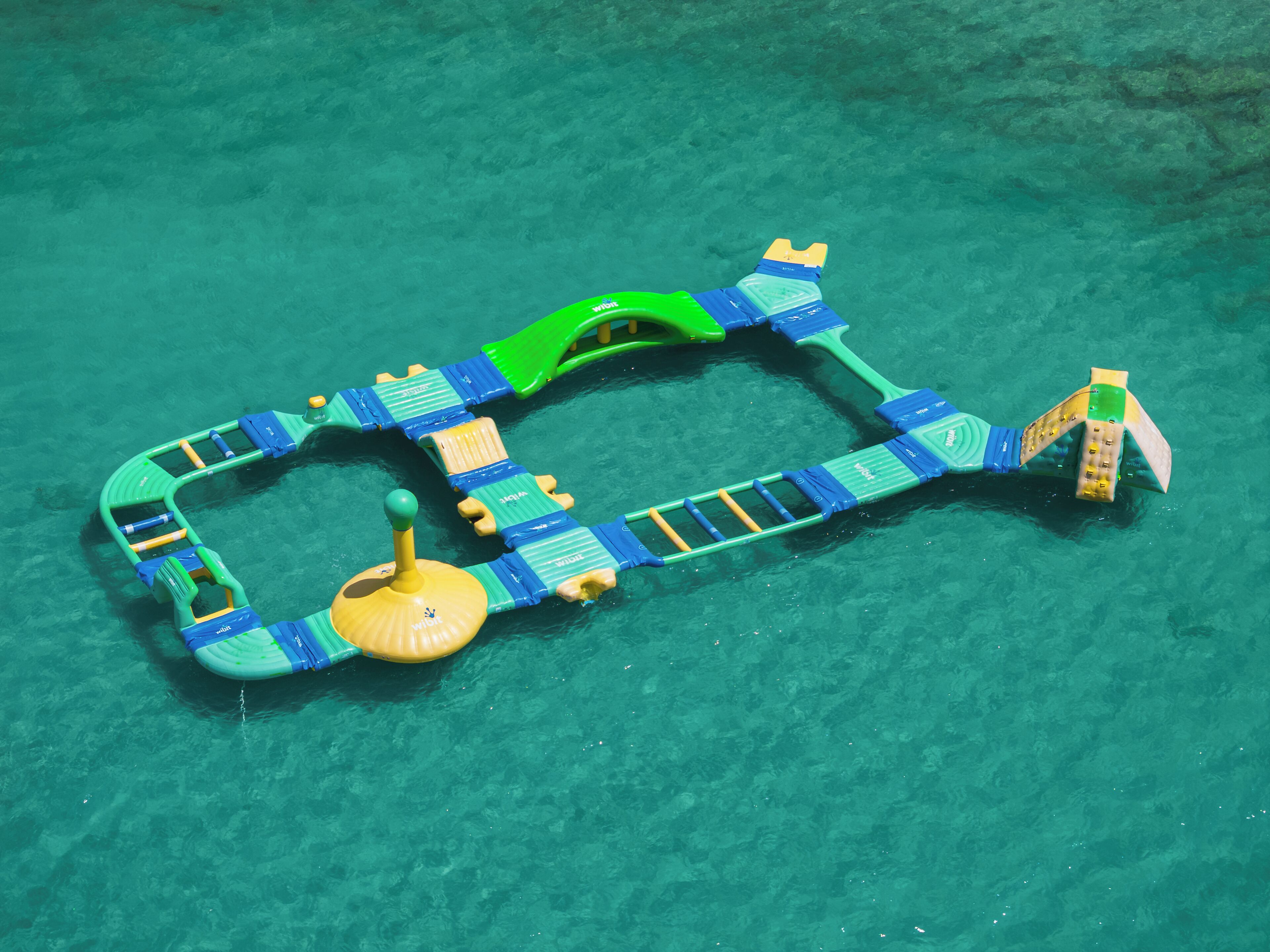 Una piscina con una estructura flotante para juegos.