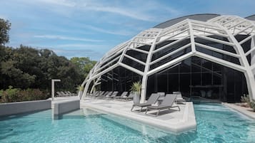 Inomhuspool, en säsongsöppen utomhuspool, parasoller och solstolar