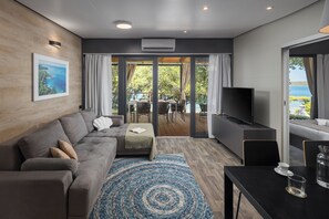 Beach Villa | Woonruimte | Een 56-cm flatscreentelevisie met satellietzenders en een lcd-televisie