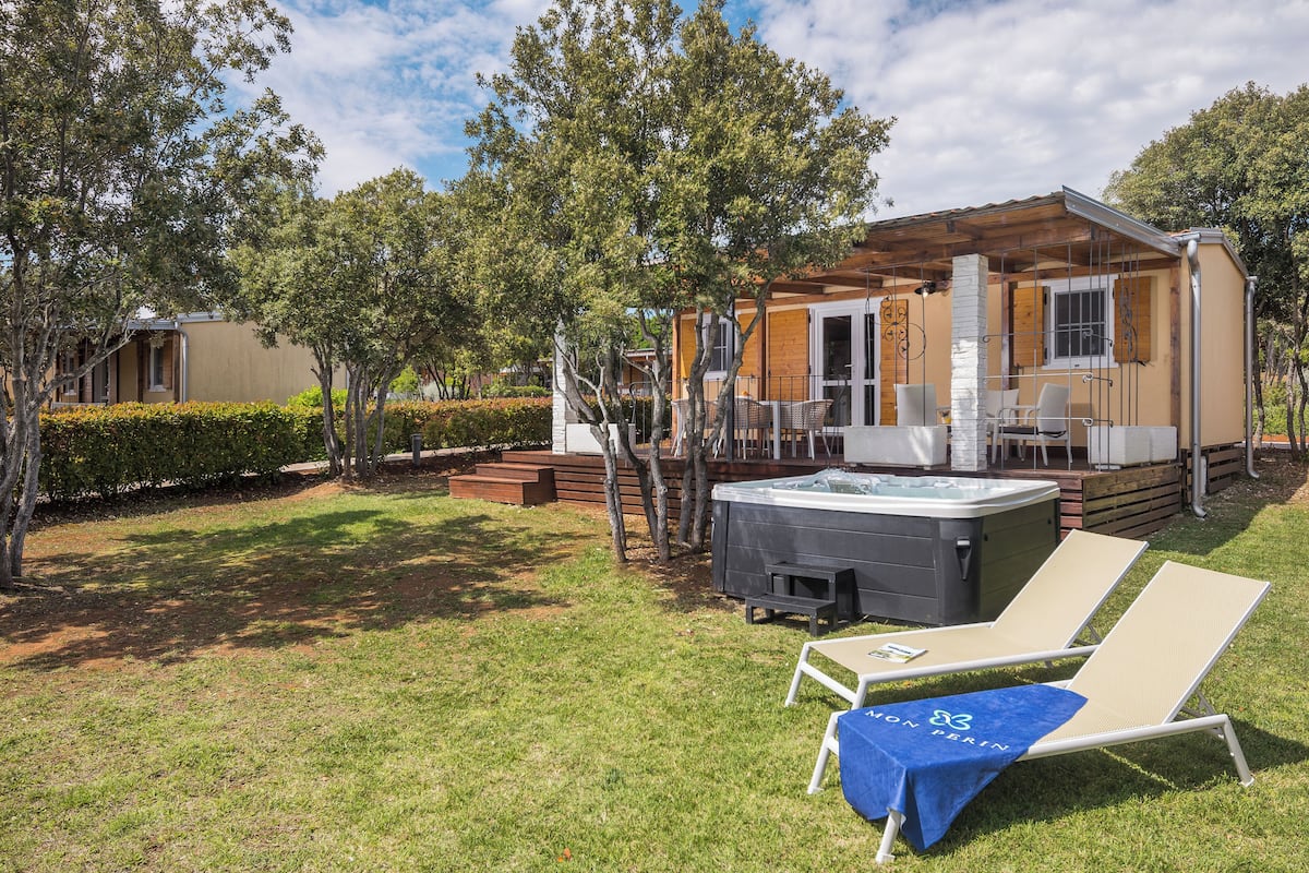 Deluxe Mobile Home with Jacuzzi | Terrace/patio