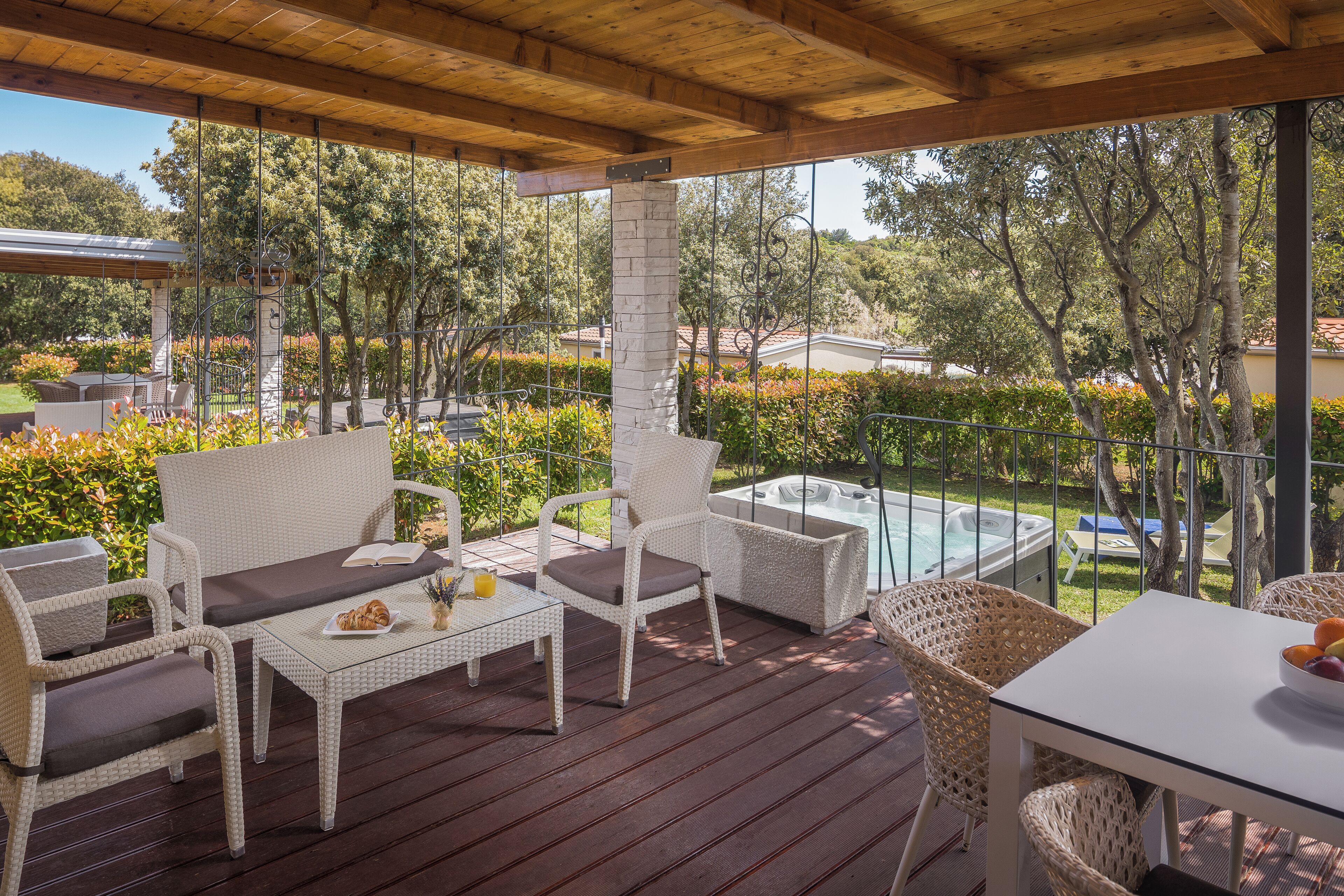 Deluxe Mobile Home with Jacuzzi | Terrace/patio