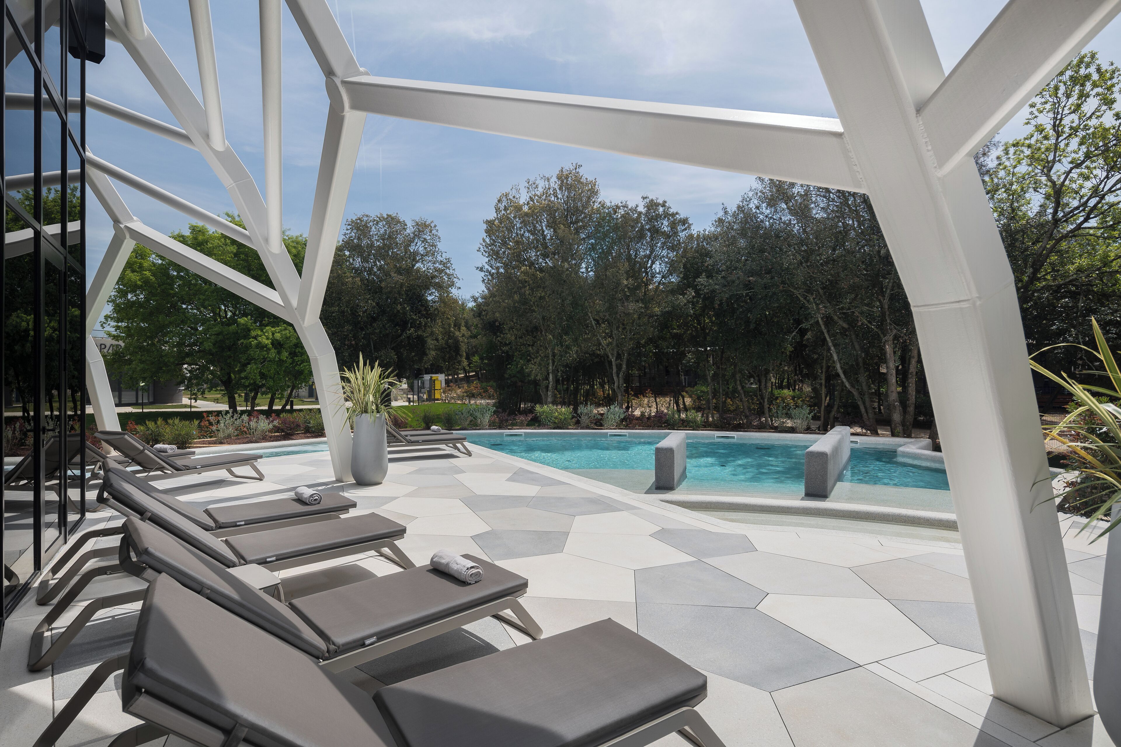 Indendørs pool, sæsonbestemt udendørs pool, parasoller, liggestole