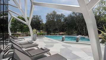 Indendørs pool, sæsonbestemt udendørs pool, parasoller, liggestole