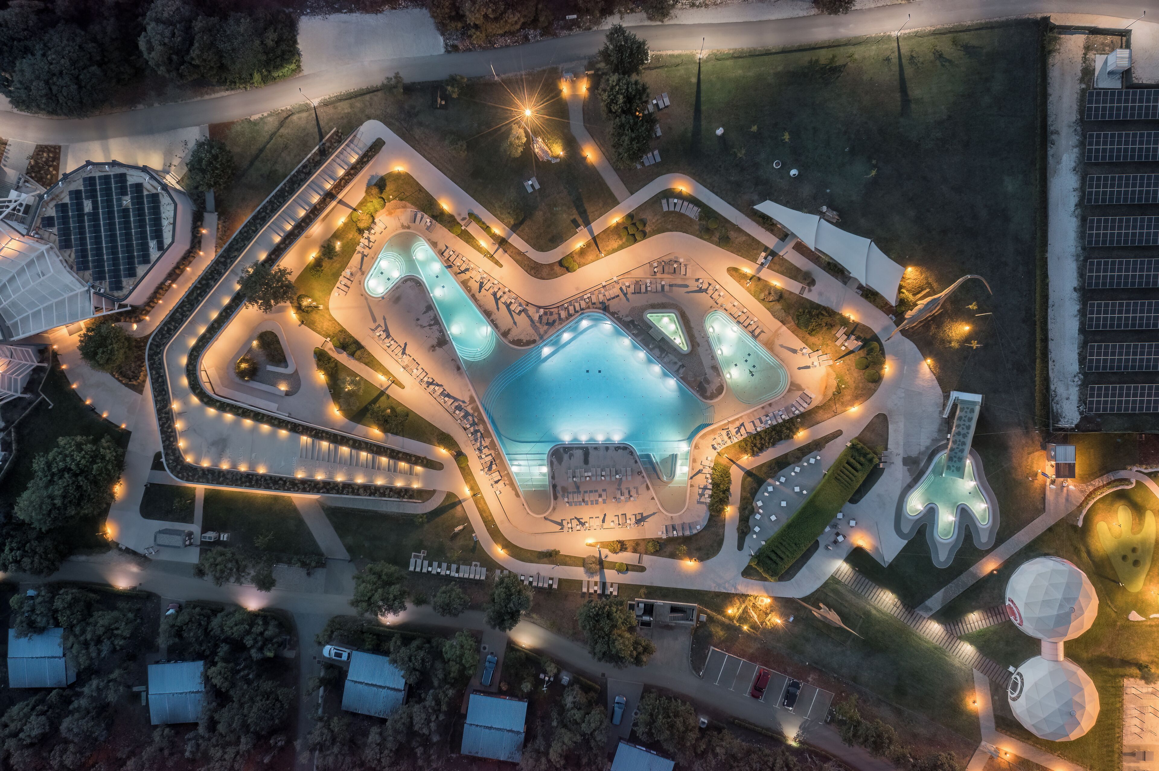 Kolam renang indoor dan kolam renang outdoor musiman