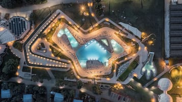Indendørs pool, sæsonbestemt udendørs pool, parasoller, liggestole