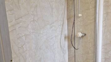 Tomannsrom – standard, eget bad | Bad